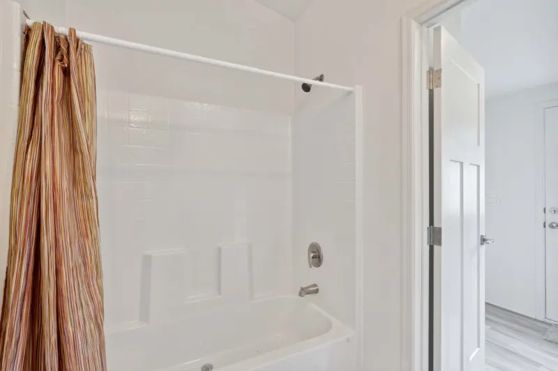 Hillcrest g818 bathroom home features