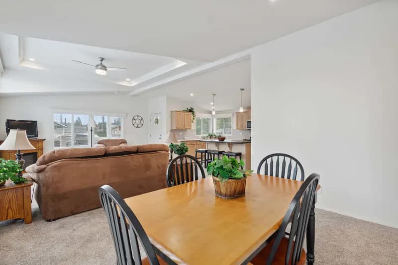 Hillcrest g818 interior home features