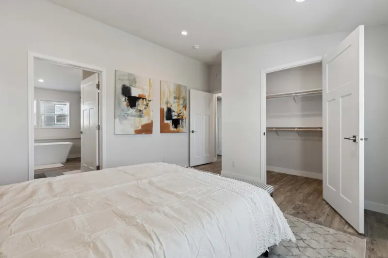 Hillcrest g818 bedroom home features