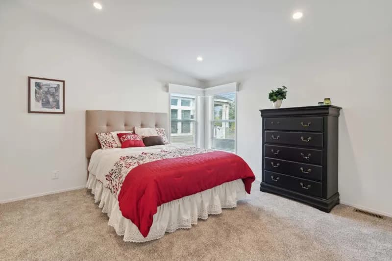 Hillcrest g818 bedroom home features