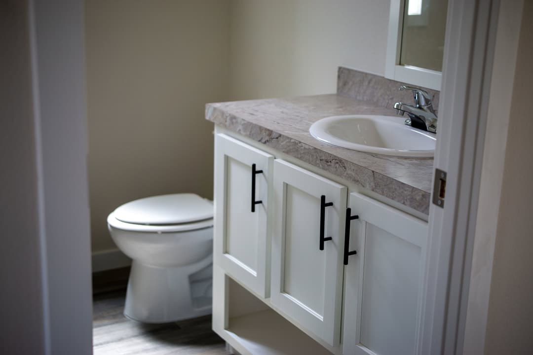 The stratus (24362d) interior and bathroom home features