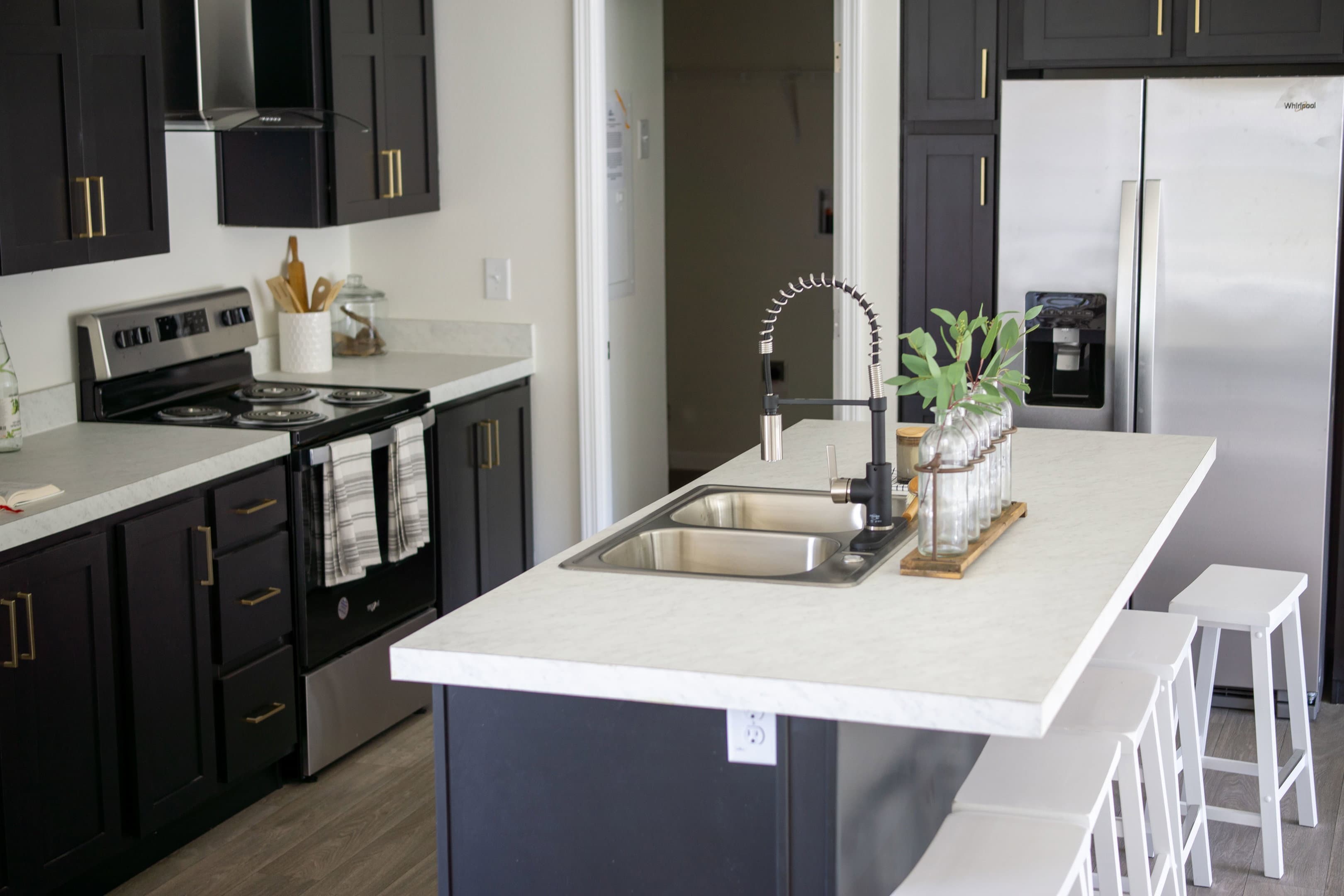 Pure 28604m interior and kitchen home features