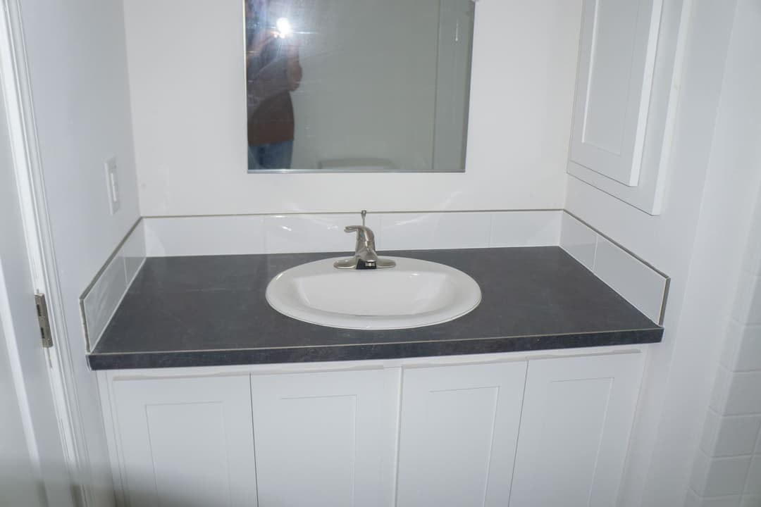 Ridgewood j423 interior and bathroom home features