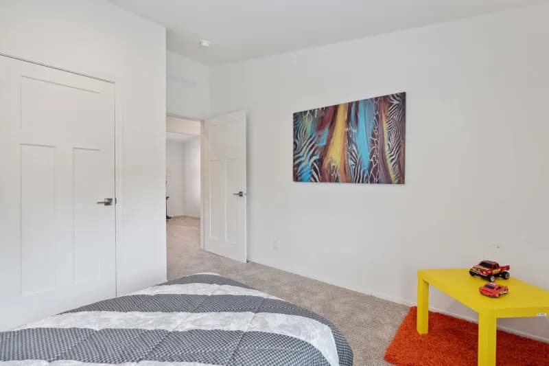 Hillcrest g818 bedroom home features