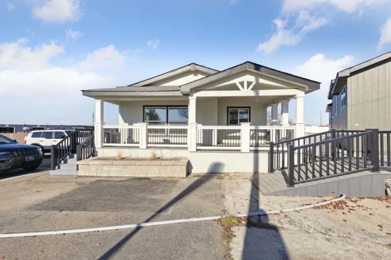 Hillcrest g818 exterior home features