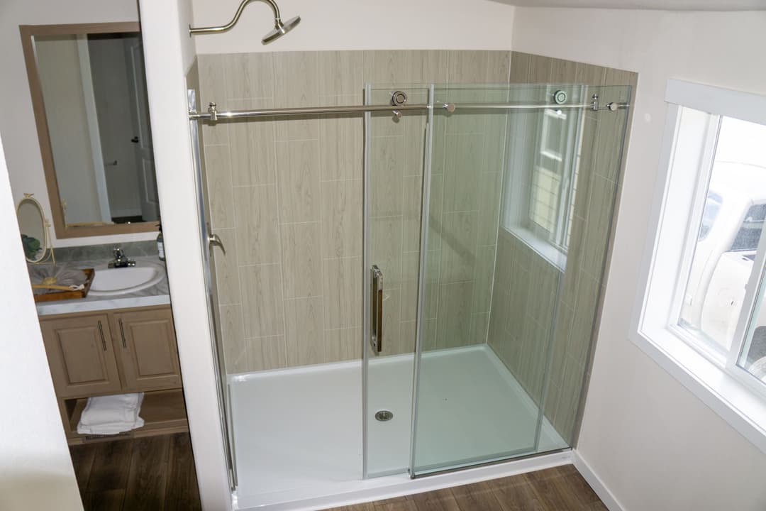 The stanley (28764n) interior and bathroom home features