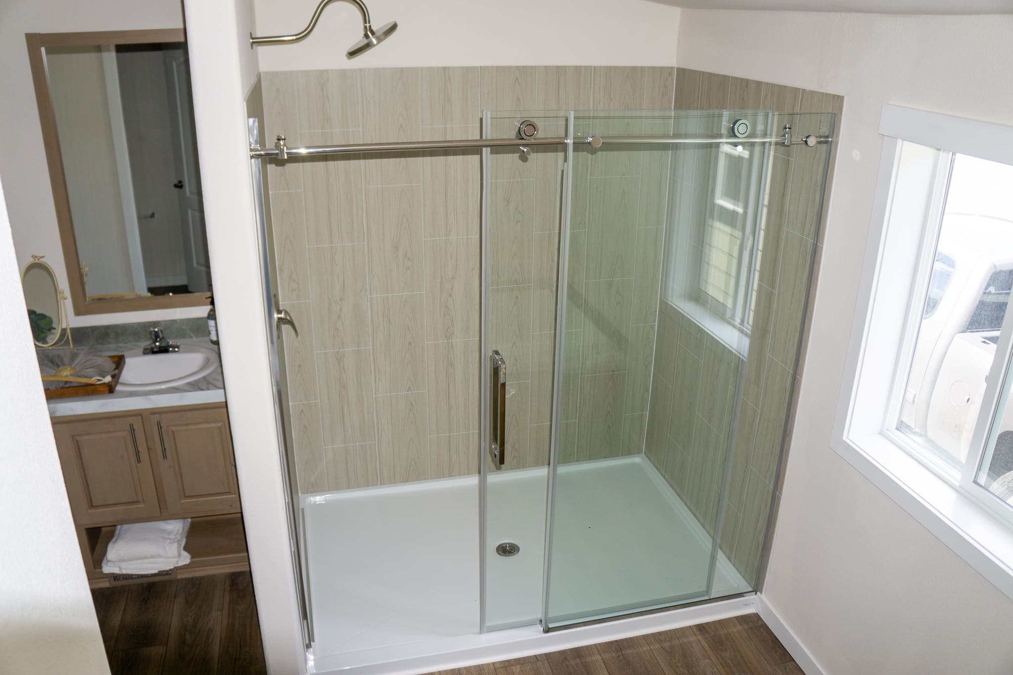 The stanley (28764n) interior and bathroom home features
