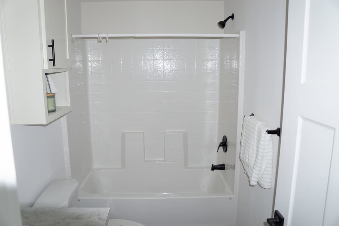 Hillcrest g865 interior and bathroom home features