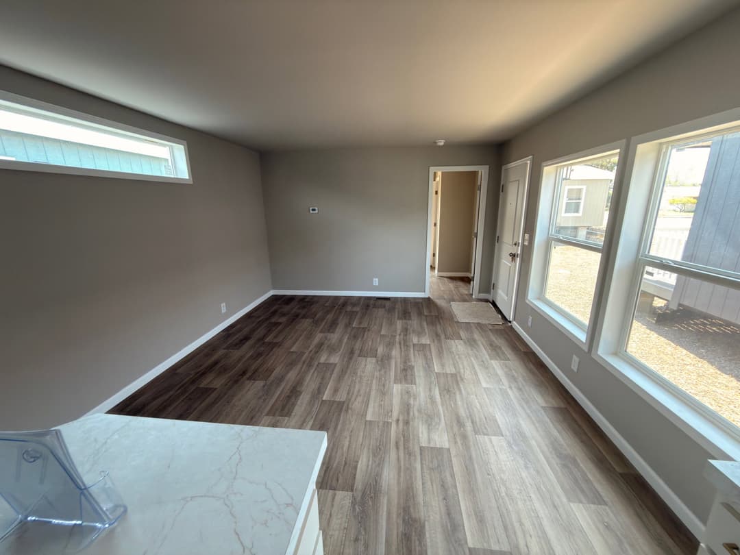 Eagle 14562s interior and bedroom home features