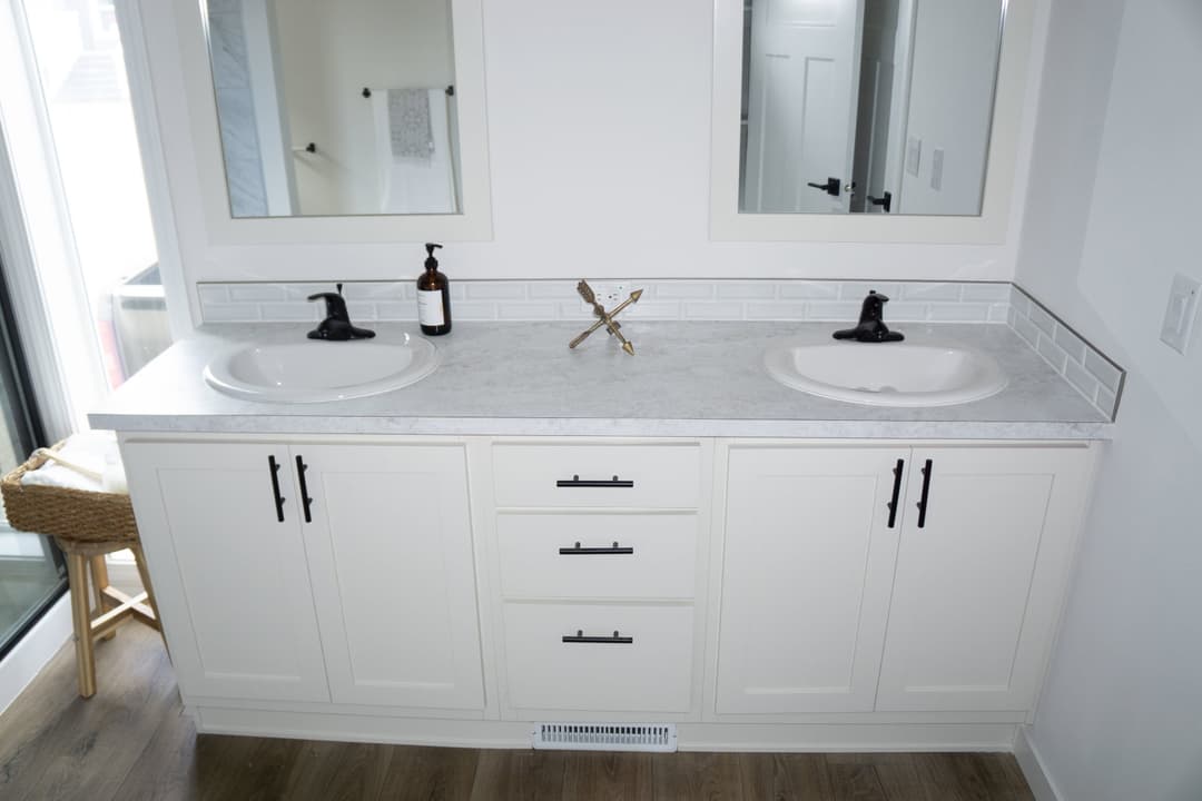 Hillcrest g865 interior and bathroom home features