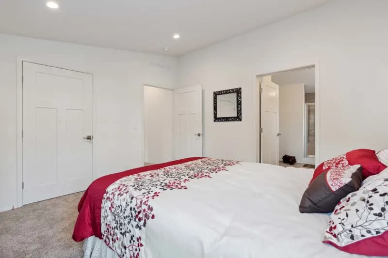 Hillcrest g818 bedroom home features