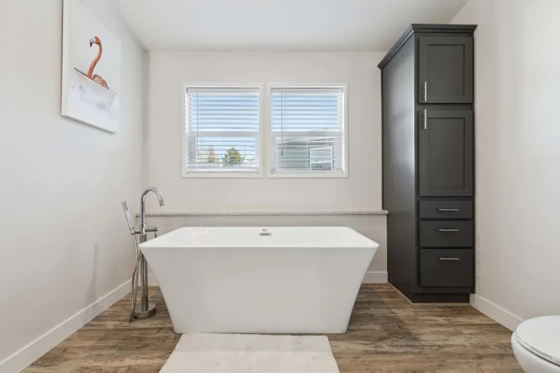 Hillcrest g818 bathroom home features