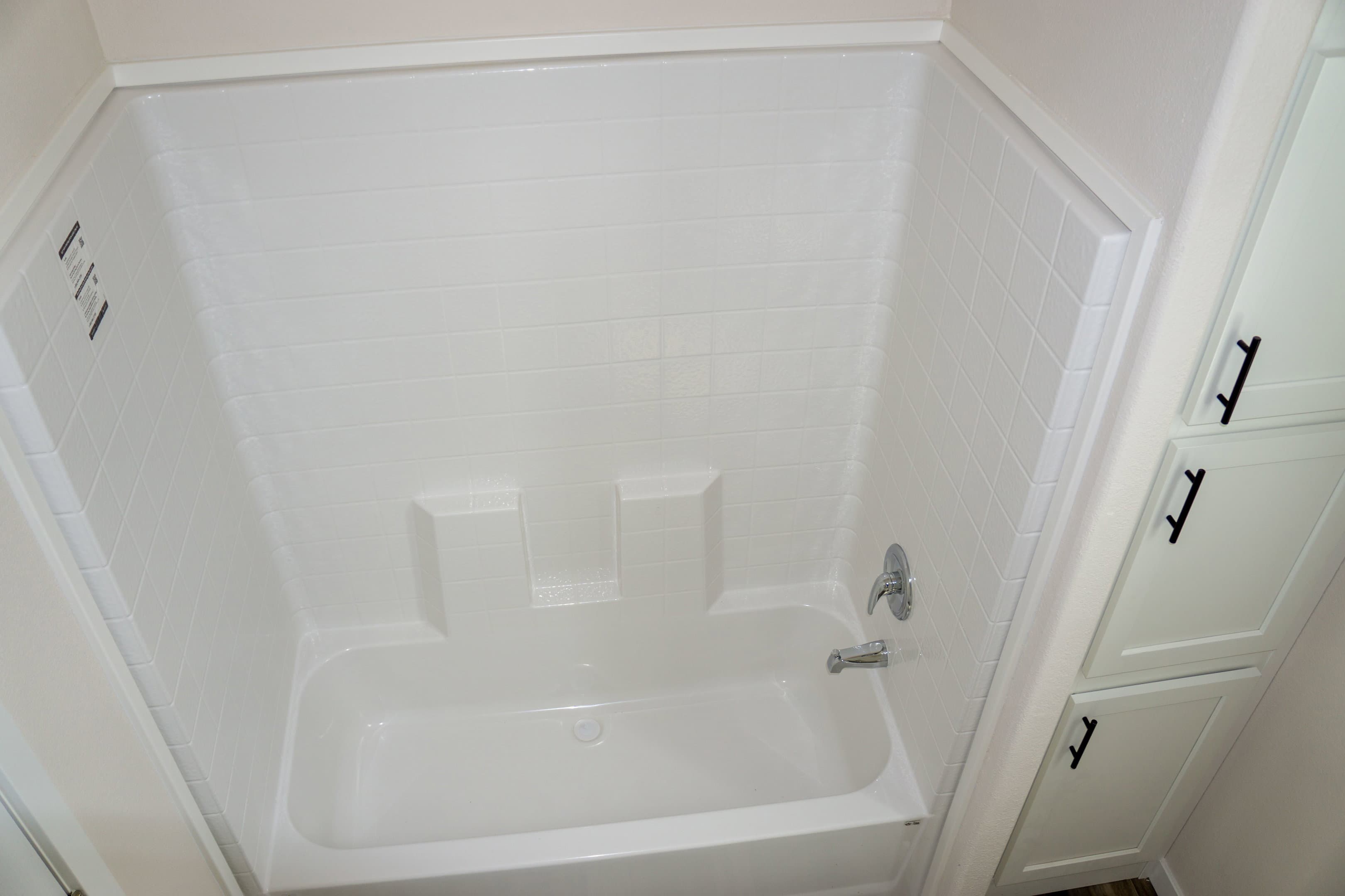 The stratus (24362d) interior and bathroom home features