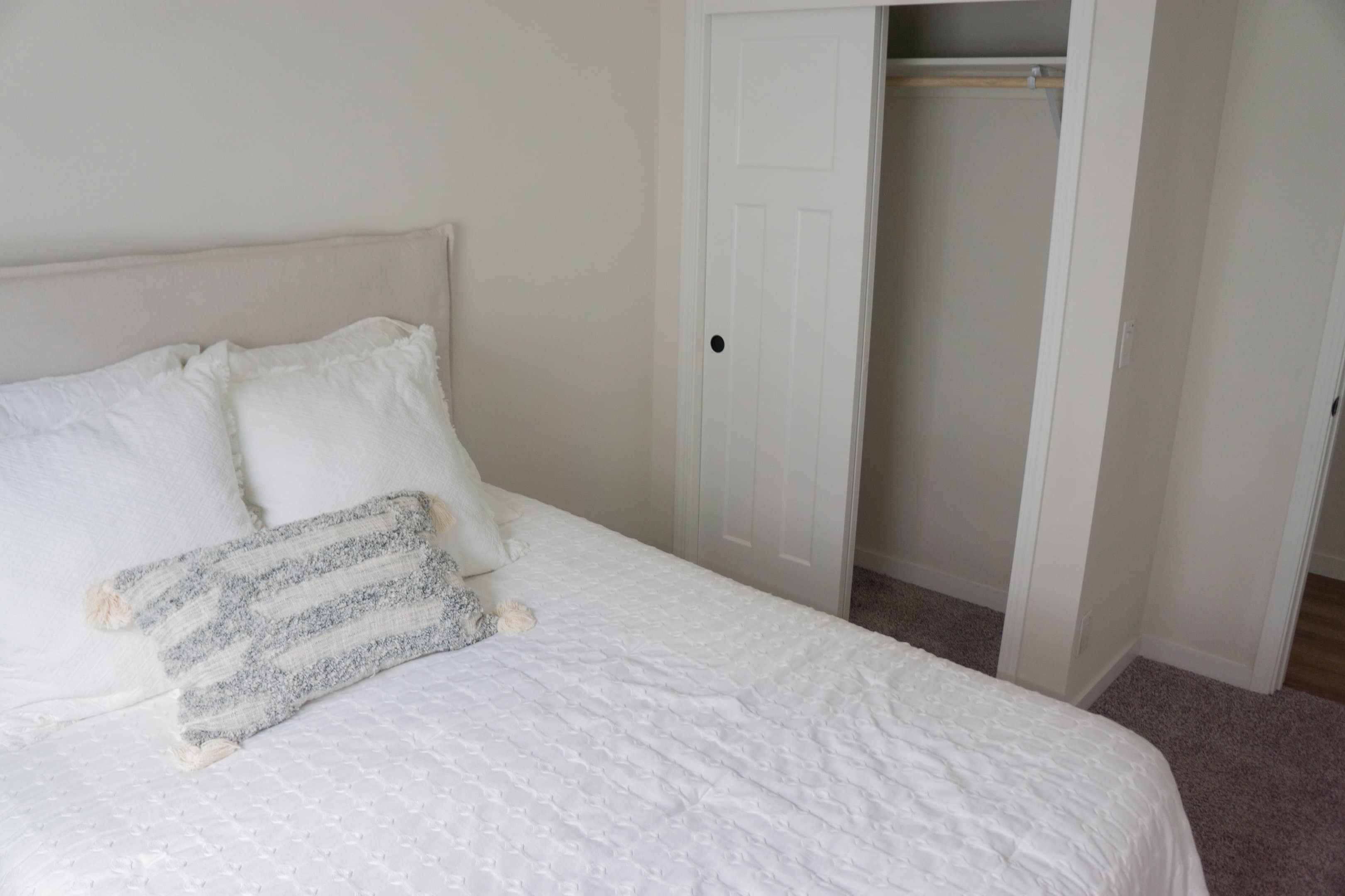 Hillcrest g865 interior and bedroom home features
