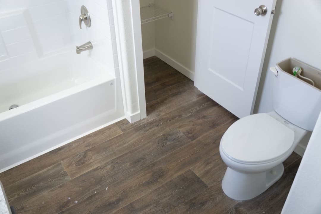 Evergreen 24403e interior and bathroom home features
