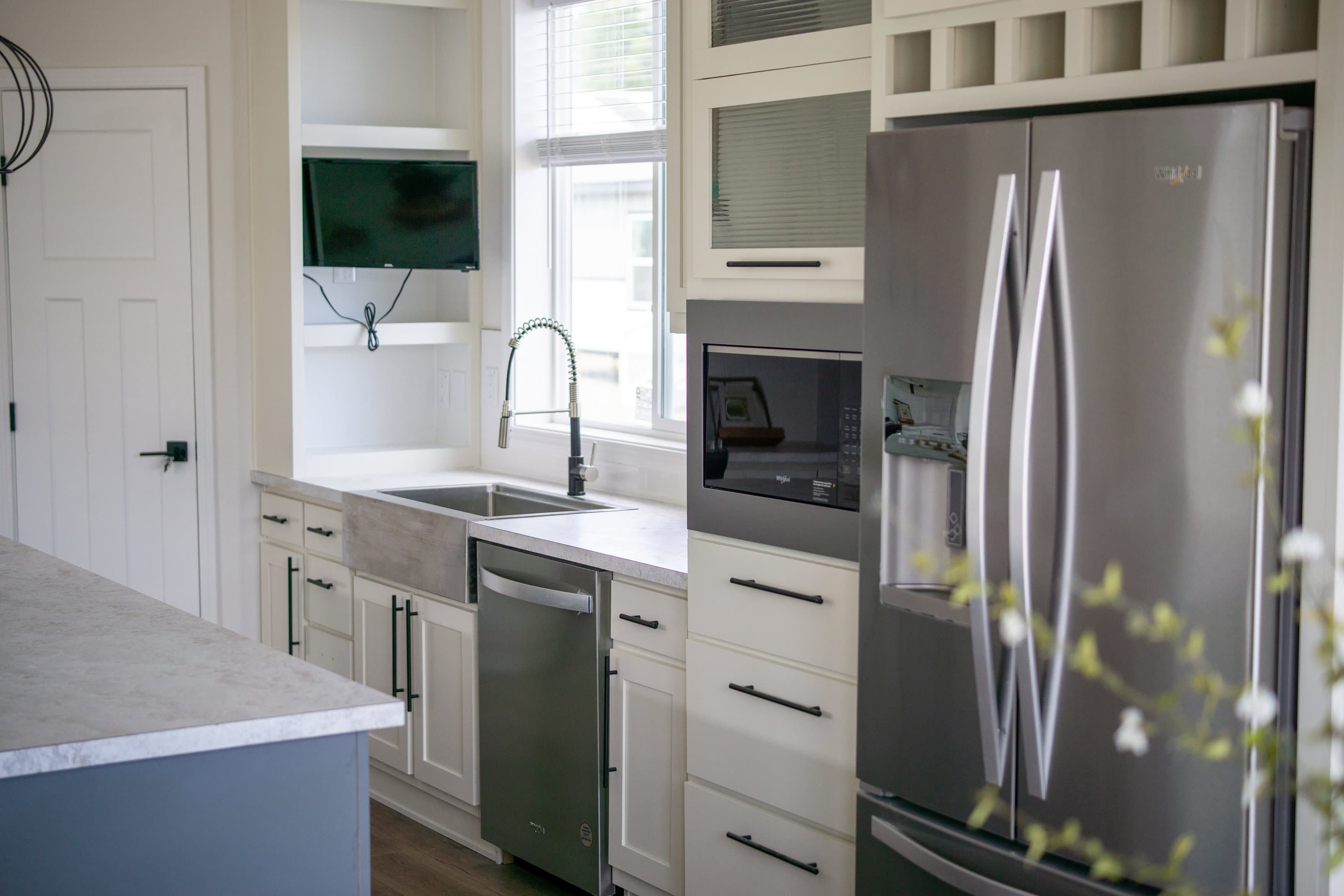 Hillcrest g865 interior and kitchen home features
